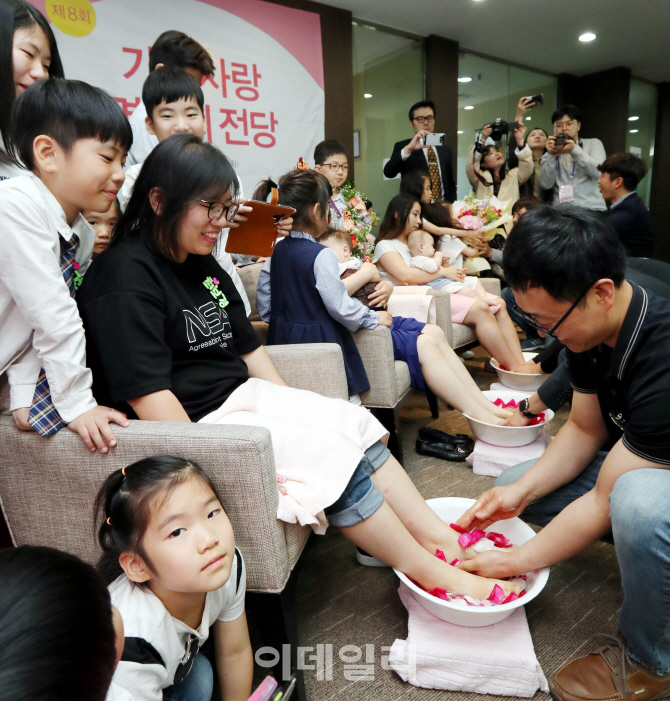 [포토]남편이 발 씻겨주니 아내 얼굴이 활짝