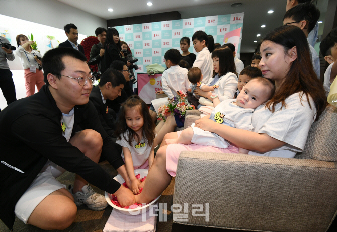 [포토]'다둥이 가족 사랑의 세족식'