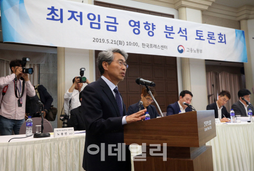 "최저임금, 고용에 미친 영향 과잉해석" VS "기업 인건비부담 고려해야"
