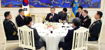 文대통령 “한반도 평화 구축돼도 한미동맹 역할 여전히 중요”(종합)