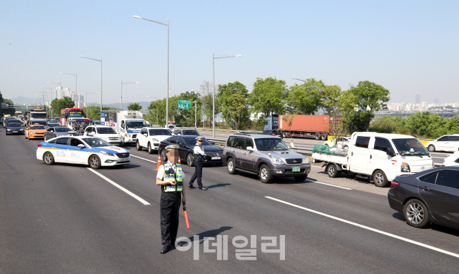 [포토]의전으로 교통통제, 출근길 극심한 교통정체 시달리는 올리픽대로