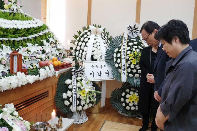 [포토] 조문하는 이해찬 대표