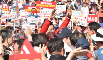 [장외투쟁 무용론]왜 아스팔트로 나가나..양당제에선 ''野의 숙명''