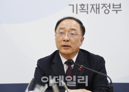 홍남기 "연공서열형 임금구조·고용 유연화 등 노동시장 개선방안 검토"