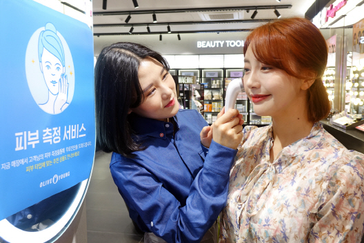 올리브영, 맞춤 화장품 추천하는 '피부 측정 서비스' 도입