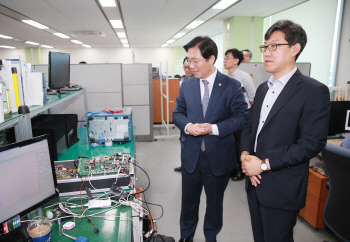 성윤모 장관, 넥스트칩 방문…"팹리스업계 장기 투자할 것"