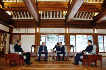 文대통령, 부시 盧추도식 참석에 “한미동맹 공고함 상징”(종합)