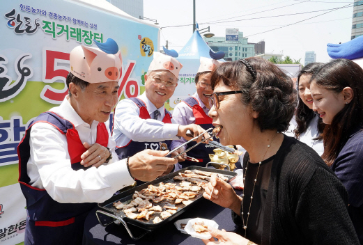 [포토]“1만원에 삼겹살 1kg 가져가세요”…한돈자조금, ASF 차단 홍보 및 할인행사
