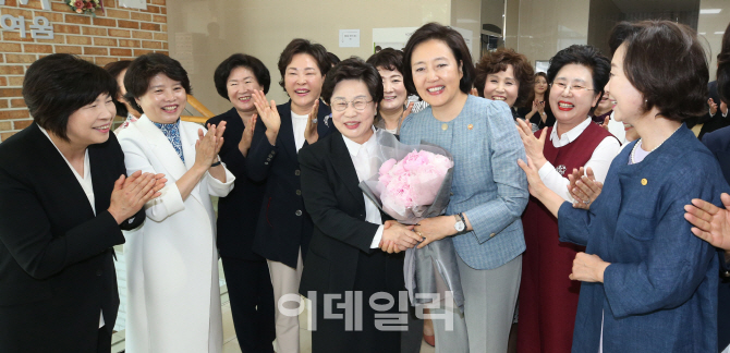 [포토]정윤숙 여성경제인협회장에게 꽃다발 받은 박영선 중기부 장관