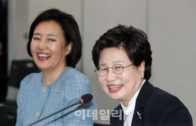 [포토]여성경제인협회장 발언 경청하는 박영선 중소벤처기업부 장관