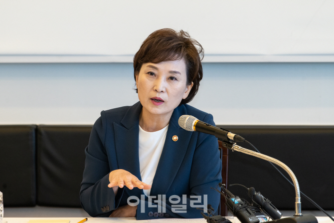 김현미 장관 "폭력·불법 촛불정신 아니다" 건설노조간 갈등 우려