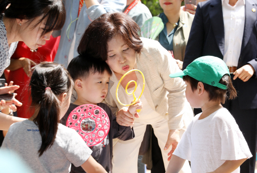 김정숙 여사 “다른 형태 가족이라고 불평등 겪게 할 수 없다”(종합)