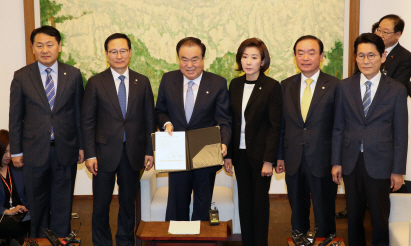 [기자수첩] 산불난 지 두달…‘20만원 갹출’ 성금도 안낸 국회의원들