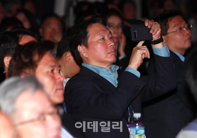[포토]'휴대전화로 촬영하는 최태원 회장'