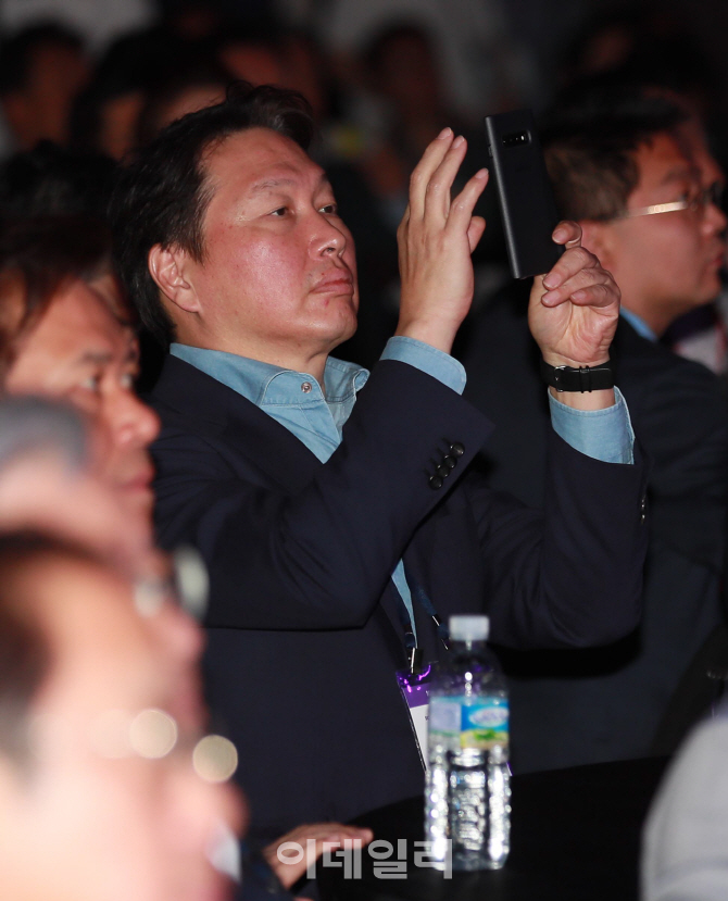 [포토]최태원 회장, '휴대전화로 촬영 중입니다'