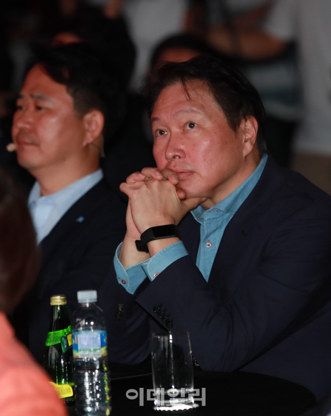 [포토]'발언 듣는 최태원 회장'
