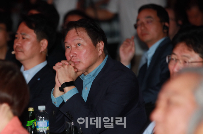 [포토]최태원 회장, '관심이 많습니다'