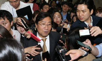 "양정철 만난 서훈 국정원장, 카메라 아니라 총이었으면...재난 상태"