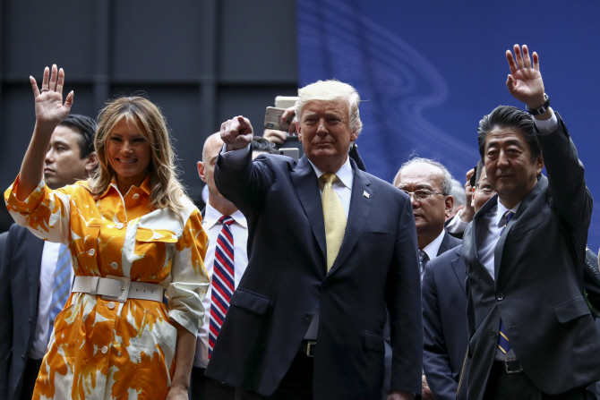 中 보란 듯…日해군기지 찾은 트럼프 "힘에 의한 평화"