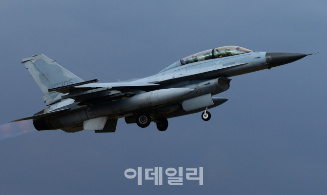 지난 2월 KF-16D 추락 원인…공군 "연료계통 문제로 엔진 멈춰"