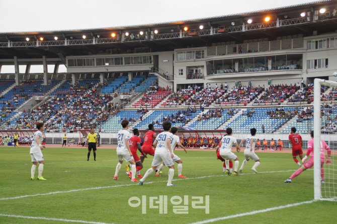 포항스틸러스, 미얀마서 친선경기…'위드 포스코' 실천