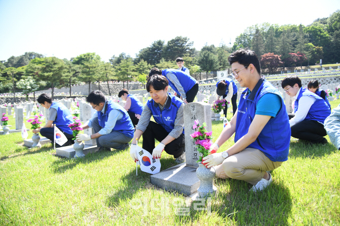 효성, 6월 '호국보훈의 달' 맞아 현충원 묘역정화 활동