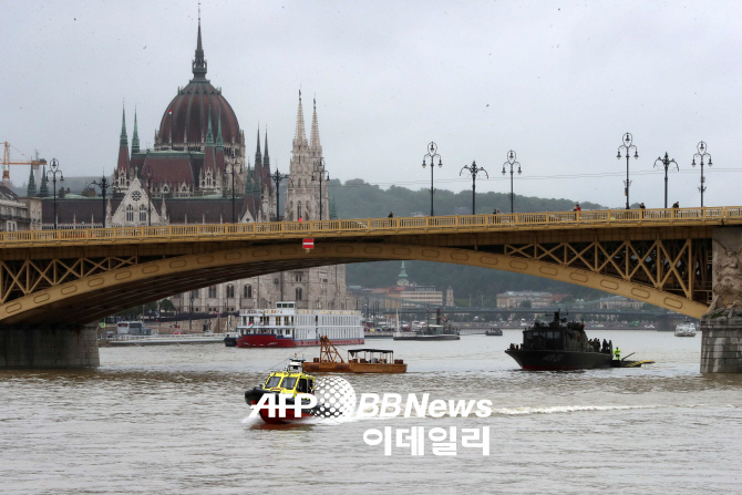 '헝가리 유람선 침몰' 생존자 "숨 넘어가는데.. 동갑女가 구해줘"