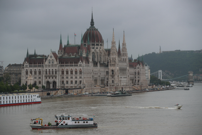 외교부 “헝가리 유람선 침몰 지점 수심 3m…오늘 인양작업 재개 전망”