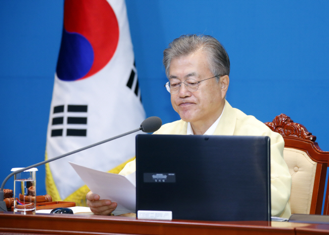 "기본과 상식 지켜야"…한국당 정면비판 나선 文