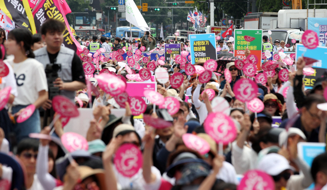 "동성애 STOP!"…퀴어축제 반대 맞불집회, 퍼레이드도 진행