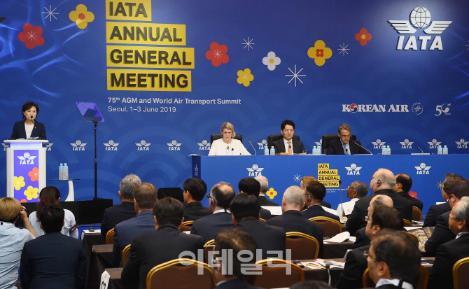 [포토]국제항공운송협회(IATA) 제75차 연차총회 축사하는 김현미 장관