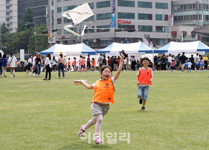 [포토]서울광장에서 연 날려요!