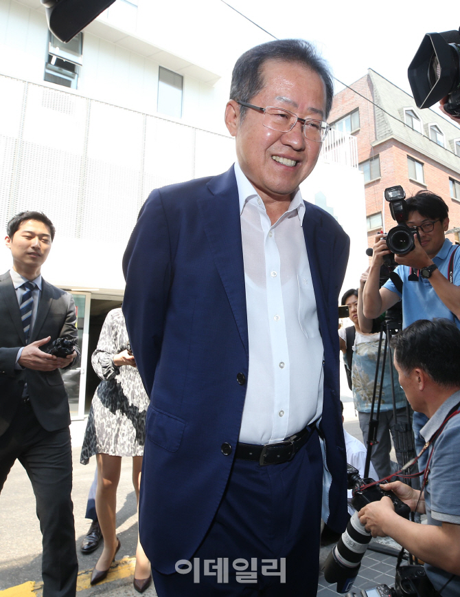 [포토]미소 보이는 홍준표