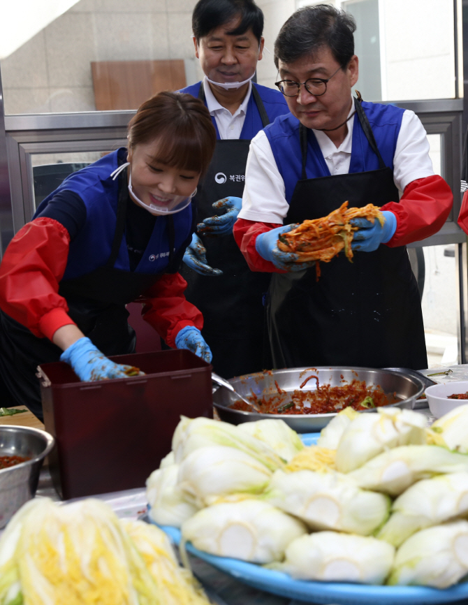 [포토] 청운보육원에서 봉사활동하는 행복공감봉사단