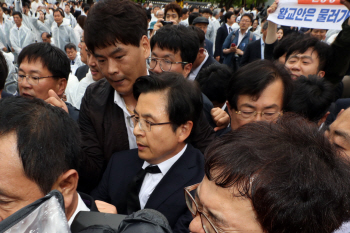 최경환 "황교안, 출간한 책에 5.18 참석당시 상황 왜곡"