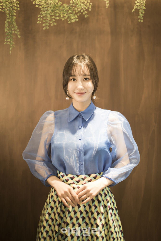 윤공주 “여리여리? 단단한 망치같은 新여성이 ‘안나 카레니나’”
