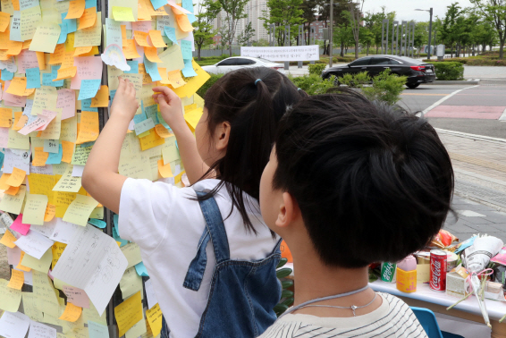 진영 행안부 장관, 초등학교 안전관리실태 점검…어린이 통학버스도 논의