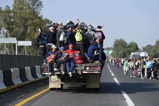 멕시코 美에 반격하나…'보복관세·이민방조' 만지작