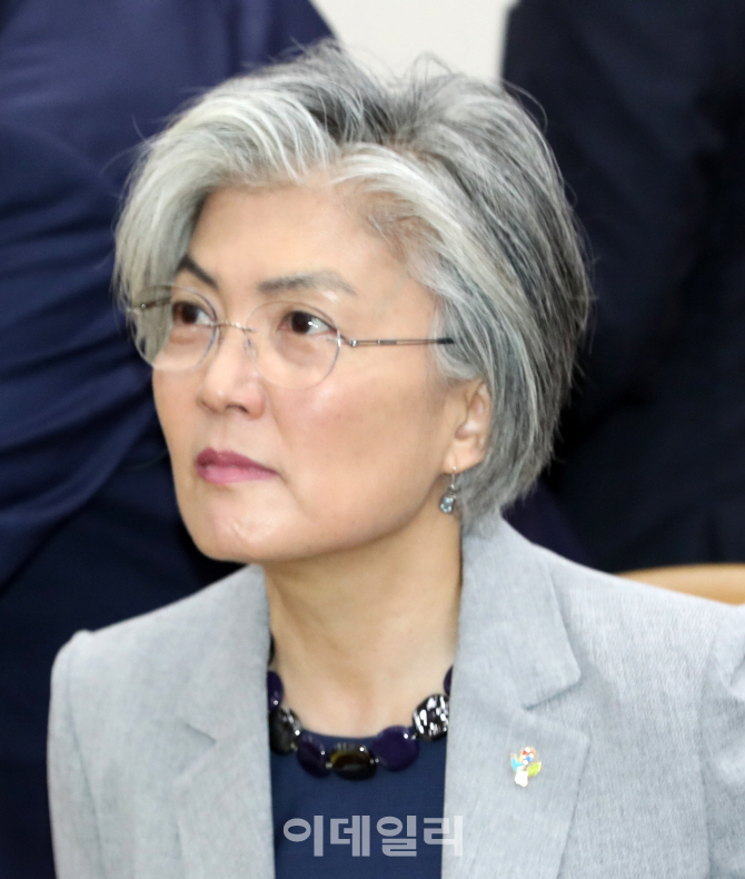 [포토]국정현안점검조정회의 참석한 강경화 장관