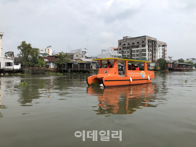 한화그룹, 베트남에 부유 쓰레기 수거용 태양광 선박 기증