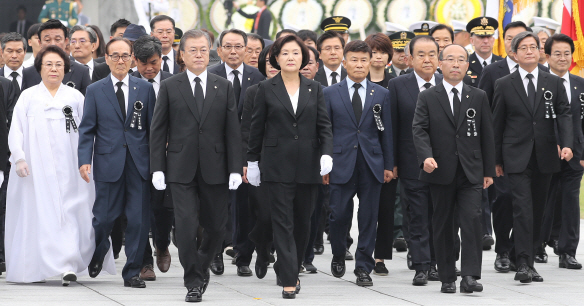 [전문] 文대통령 현충일 추념사…“애국 앞에 보수·진보 없다”