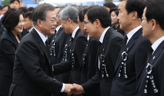 文대통령의 화려한 변신…‘독재자 후예’ 비판에서 ‘보수·진보 통합’ 강조(종합)