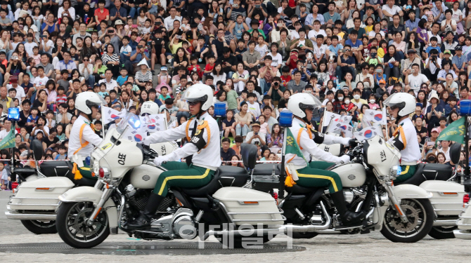 [포토]관중 매료시킨 수방사 헌병단 모터카 퍼레이드