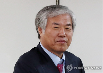 '하야 성명' 전광훈 파문… 교회원로 "회개하고 목사직 그만두라"