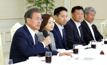 文대통령 "적극행정 공무원에 인사우대"…'적극·현장·공감' 행정 강조