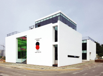 논산시에 '김홍신문학관' 8일 개관
