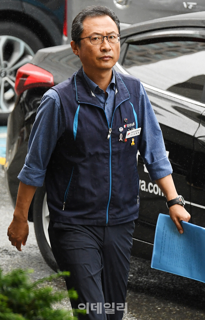 [포토]'사회적 책임 피하지 않겠다', 김명환 민주노총 위원장 경찰서 출석