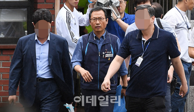 [포토]영등포경찰서 들어가는 김명환 민노총 위원장