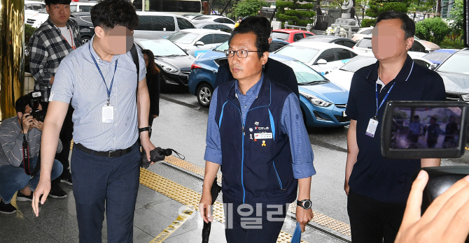 [포토]경찰 출석하는 김명환 민노총 위원장