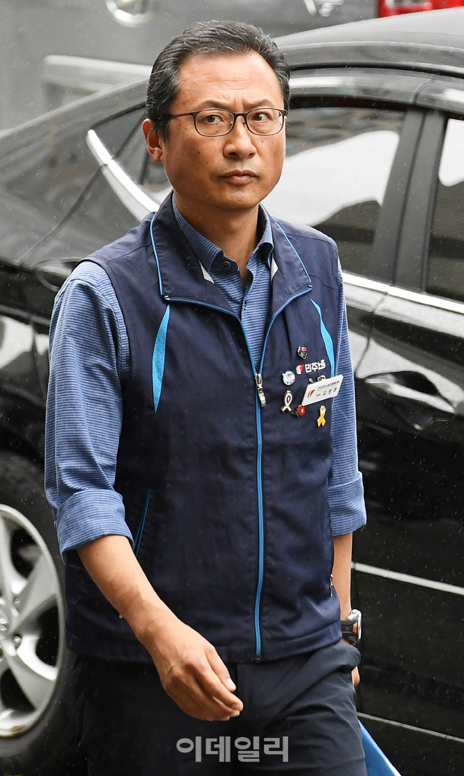 [포토]경찰 출석한 민노총 위원장… "文, 대선 약속 책임져라"